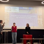 Sur une scène, Alex Martinez et Claudia Senik écoutent Joël Bianco introduire l'étude. En fond est projetée la diapositive initiale « Enquête sur la réussite et le bien-être des étudiants en CPGE ».